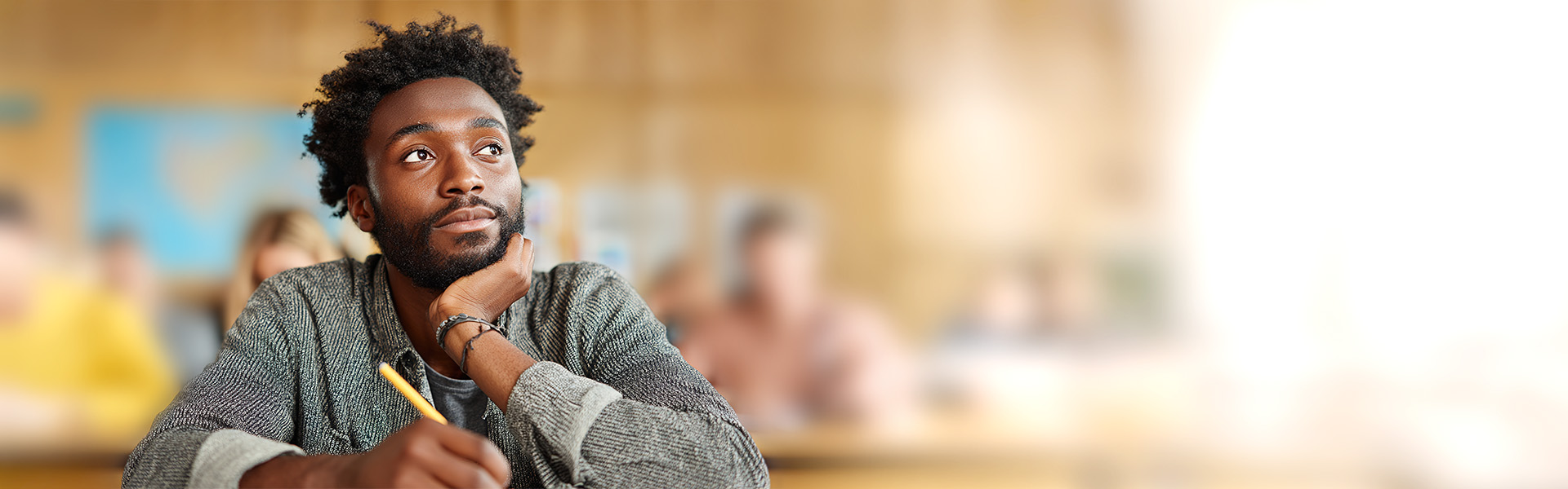 ein Mann sitzt am Tisch und stützt seinen Kopf auf seine Hand