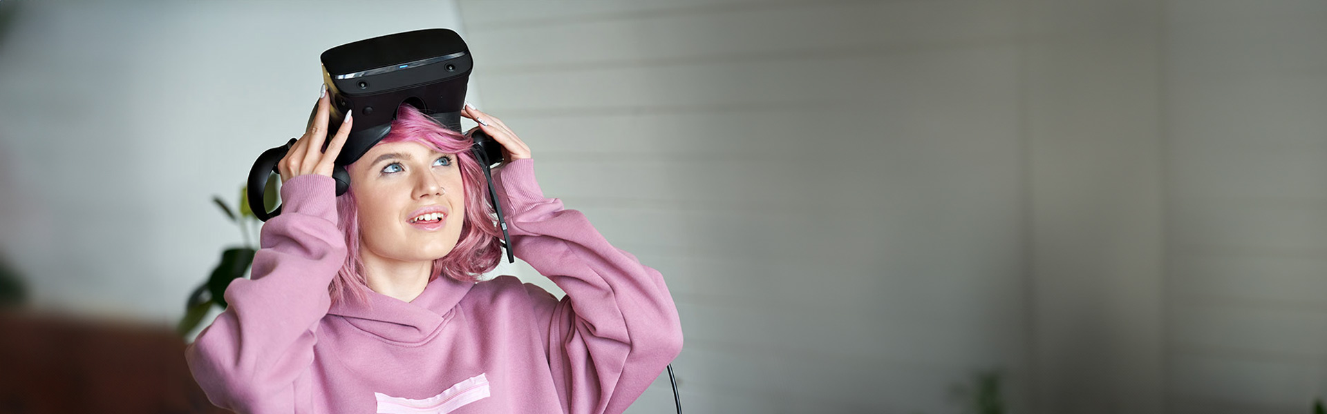 eine Frau in einem rosa Sweatshirt hält eine virtuelle virtuelle virtuelle virtuelle virtuelle virtuelle virtuelle virtuelle virtuelle virtuelle virtuelle virtuelle