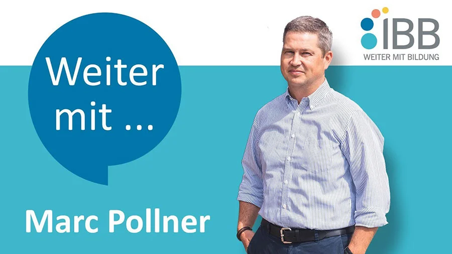 ein Mann in einem hellen Hemd vor hellblauen Hintergrund mit der Sprechblase "Weiter mit"