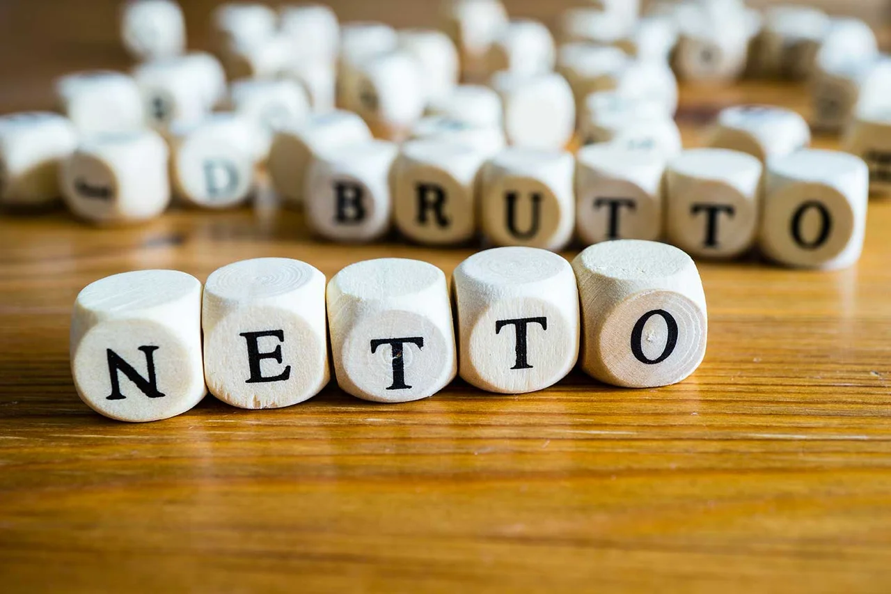 ein Holzblock mit dem Wort netto geschrieben darauf