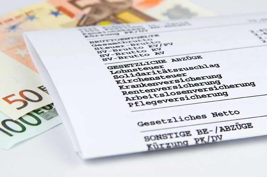 ein Scheck mit viel Geld im Hintergrund