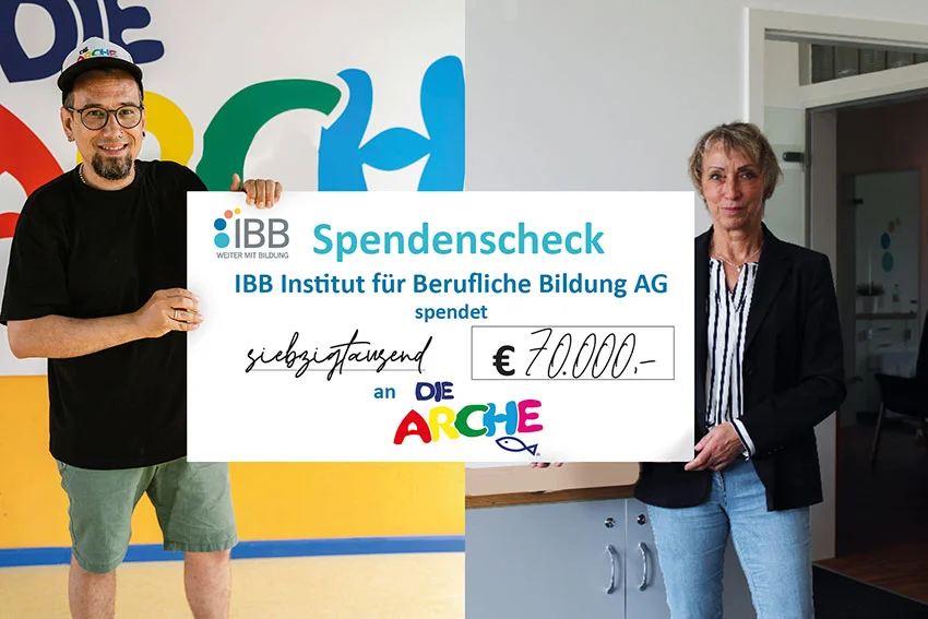 ein Mann und eine Frau die mit einem großen Scheck posieren