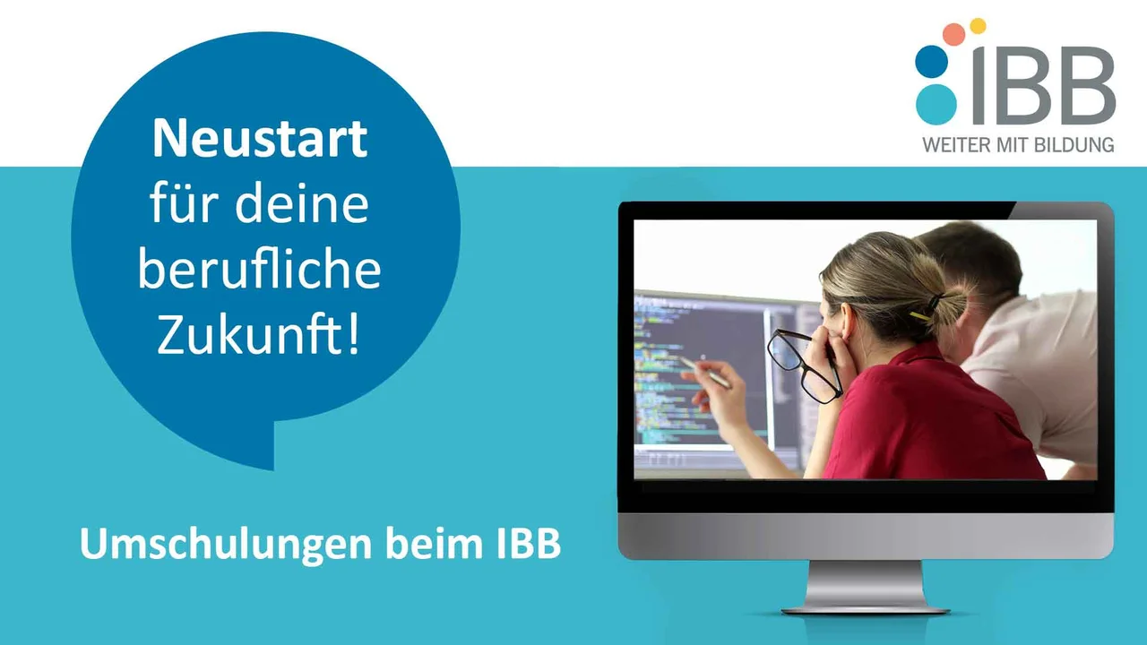 eine Frau in einem roten Hemd schaut auf einen Computer-Bildschirm