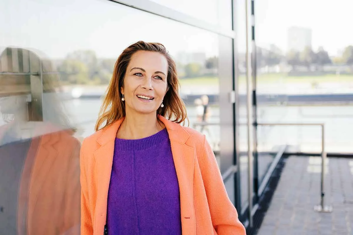 eine Frau, die vor einem Fenster steht