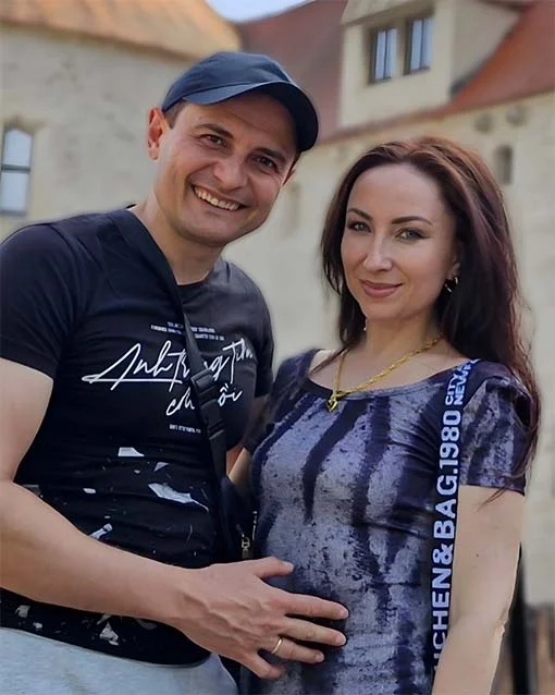 Foto von Artem und Liubov Iagmurdzhi, Weiterbildungsteilnehmer beim IBB, vor einem Schloss.