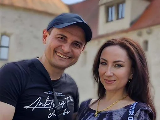 Foto von Artem und Liubov Iagmurdzhi, Weiterbildungsteilnehmer beim IBB, vor einem Schloss.