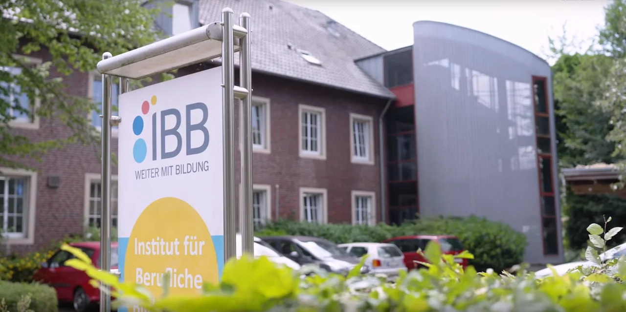 ein Schild, das sagt, 'b vor einem Haus